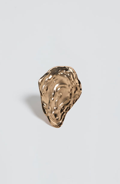 Broche dorado en forma de gota con textura de relieve