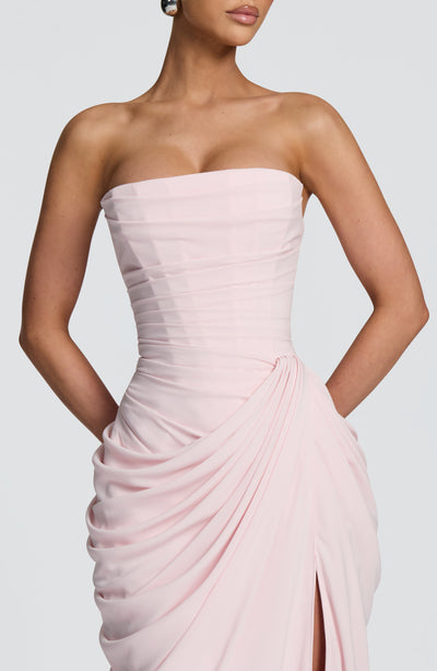 Vestido rosa claro sin tirantes con fruncido en el corpiño y drapeado