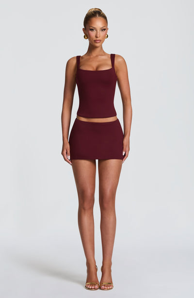 Falda corta roja cereza con cintura elástica y faldón liso, vista frontal