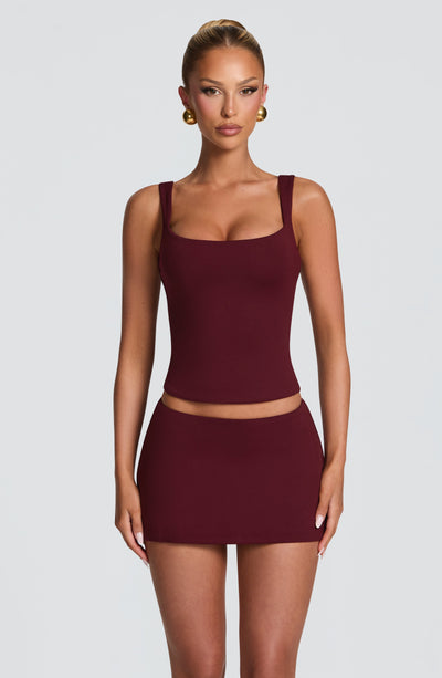 Falda corta roja cereza con cintura elástica y corte recto, dobladillo liso