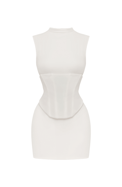 Vestido blanco sin mangas, cuello alto, corte ajustado con costuras en la cintura