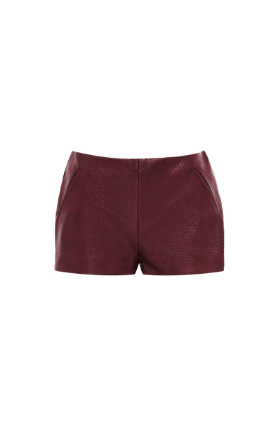 Pantalón corto rojo cereza de cuero, diseño liso con costuras y bolsillos
