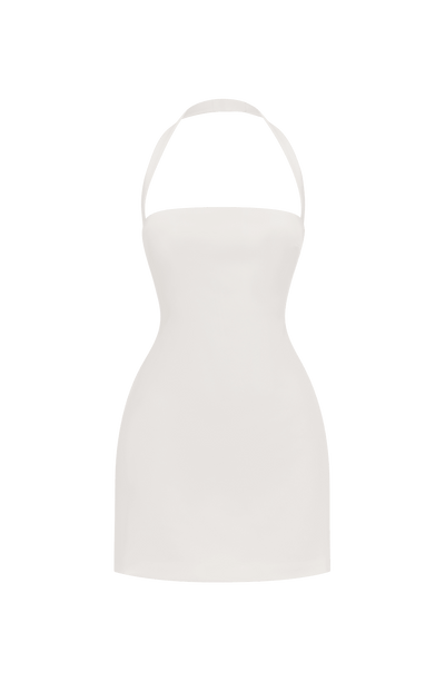 Vestido blanco corto sin mangas, silueta entallada y escote halter