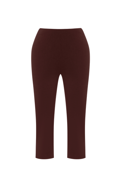 Pantalón capri marrón ciruela, diseño liso, tiro medio y largo 3/4 en vista frontal.