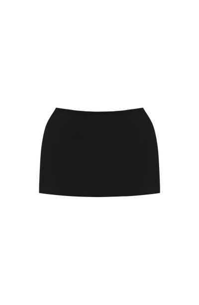 Falda pantalón corta negra, cintura lisa y dobladillo recto.
