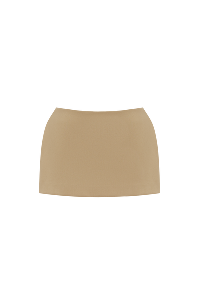 Minifalda pantalón arena lisa, tiro corto y dobladillo recto.