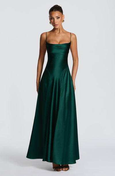 Vestido ALICIA verde oscuro satinado, tirantes finos y escote cuadrado fruncido al frente.