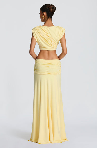Top corto amarillo limón con espalda descubierta y drapeado fruncido