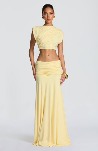 Top corto amarillo limón con drapeado frontal cruzado y hombros descubiertos