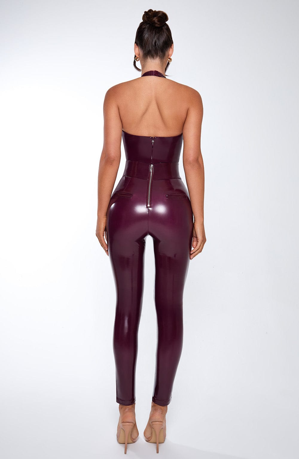 Pantalón entallado morado oscuro con espalda descubierta y costuras traseras
