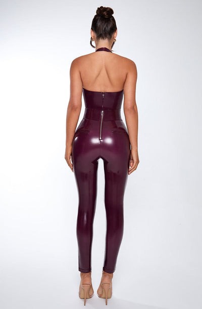 Pantalón entallado morado oscuro con espalda descubierta y costuras traseras