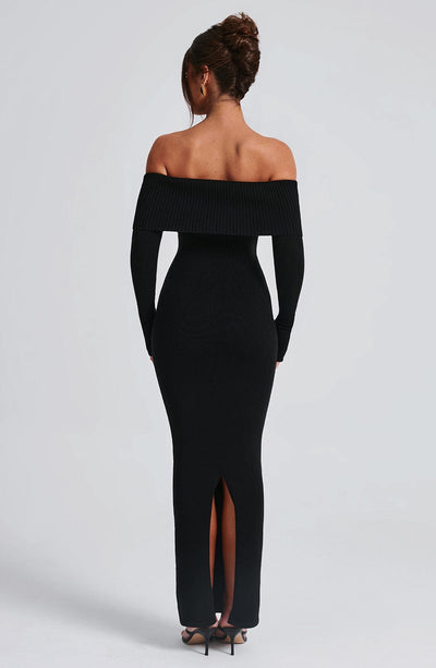 Vestido negro entallado con espalda descubierta parcial y abertura en la pierna, vista trasera