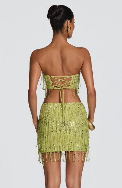 Mini falda verde oliva de lentejuelas con flecos; vista trasera