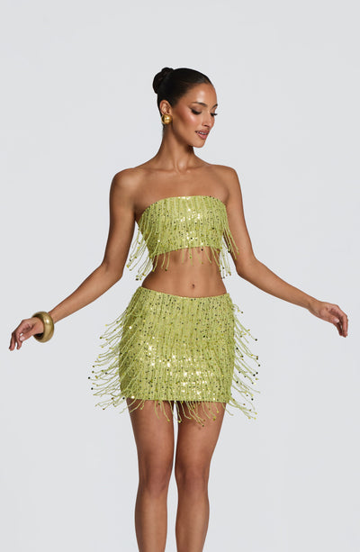 Mini falda verde oliva con lentejuelas y flecos, tiro alto