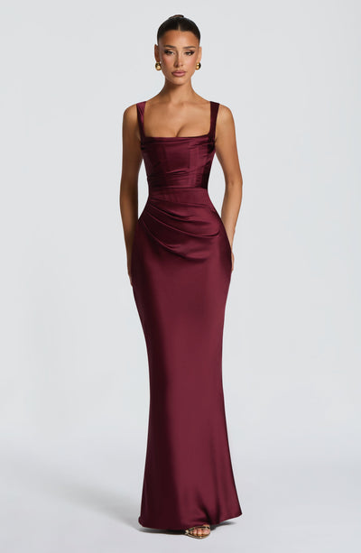 Vestido largo satinado burdeos, tirantes rectos y falda entallada de caída recta