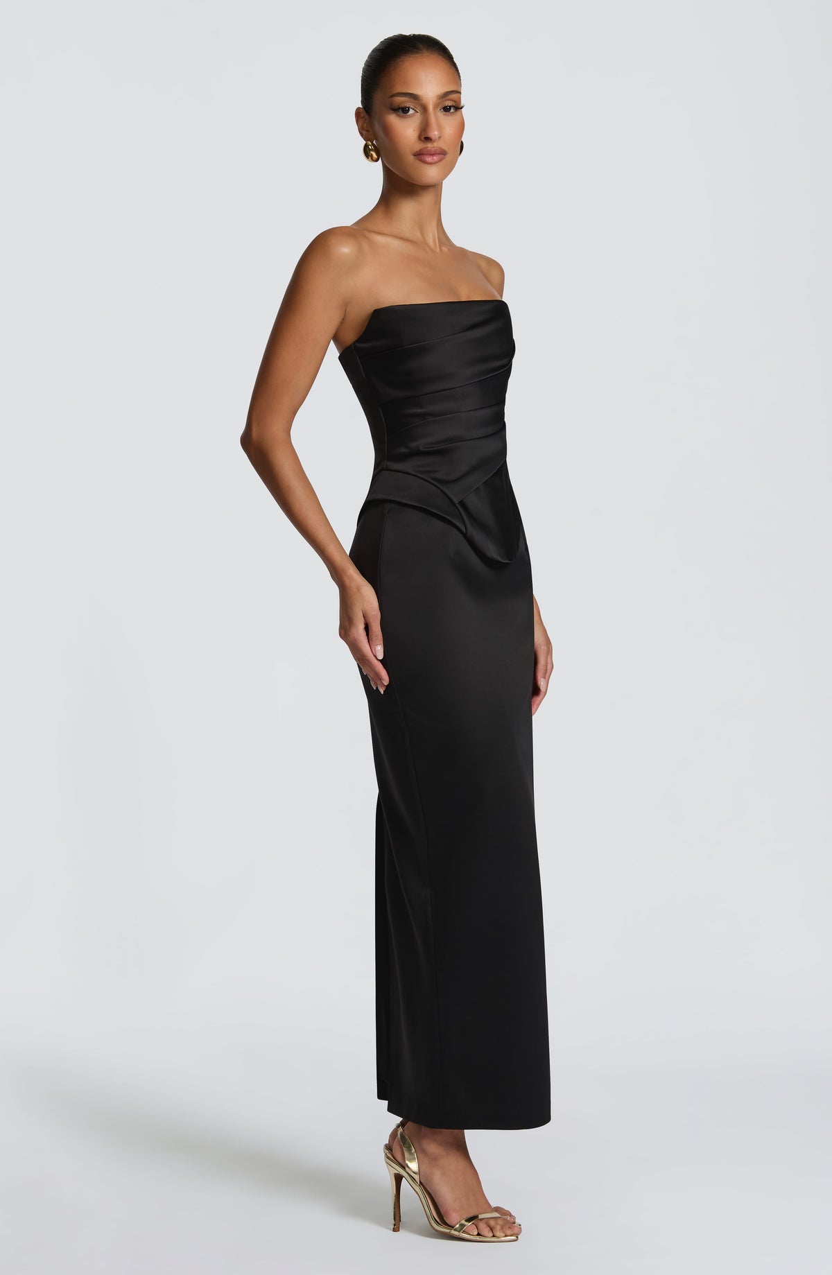 Falda midi negra con drapeado cruzado y abertura lateral discreta