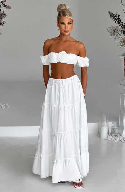 Top marfil Carmen off-shoulder con frunces en el escote y flor central