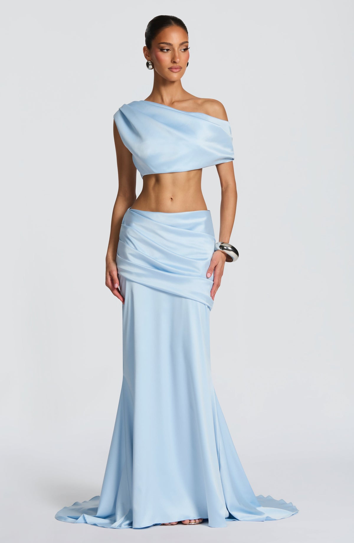 Falda larga azul celeste con drapeado diagonal y dobladillo amplio
