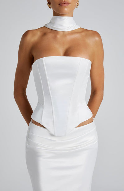 Vestido corsé marfil con cuello halter y paneles entallados, falda larga