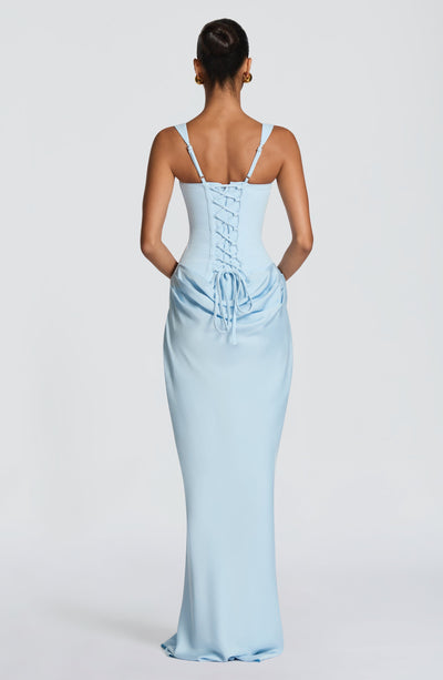 Vestido largo celeste con espalda descubierta y cordones, drapeado en la parte frontal
