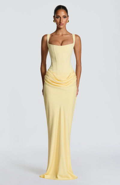 Vestido largo amarillo claro con tirantes finos y drapeado fruncido en la cintura