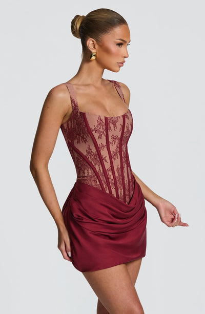 Vestido CORNELIA granate con corsé de encaje, tirantes y falda drapeada tipo cóctel