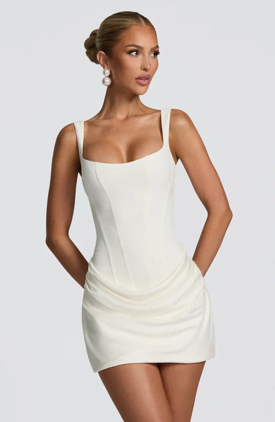 Vestido corto sin mangas satinado blanco roto, escote cuadrado y drapeado fruncido en la falda