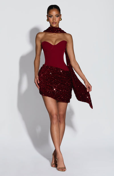 Vestido burdeos strapless con falda de lentejuelas y abertura lateral con punta