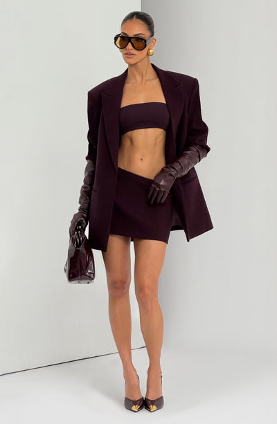 Minifalda ciruela mini con cinturilla ajustada y costuras laterales discretas