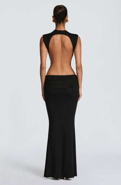 Vestido negro con espalda descubierta y falda sirena larga