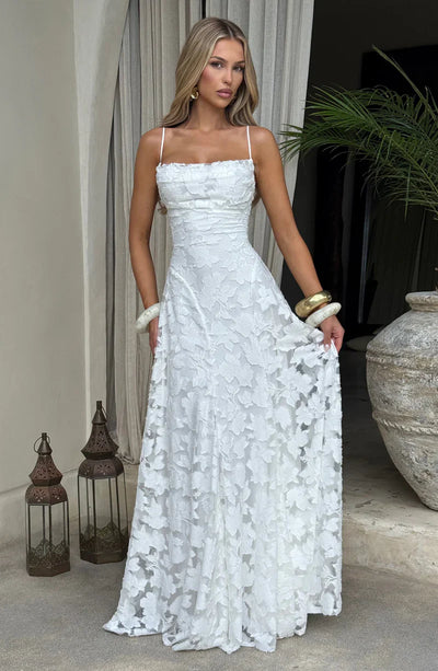 Vestido largo blanco de encaje con tirantes finos y falda con volumen