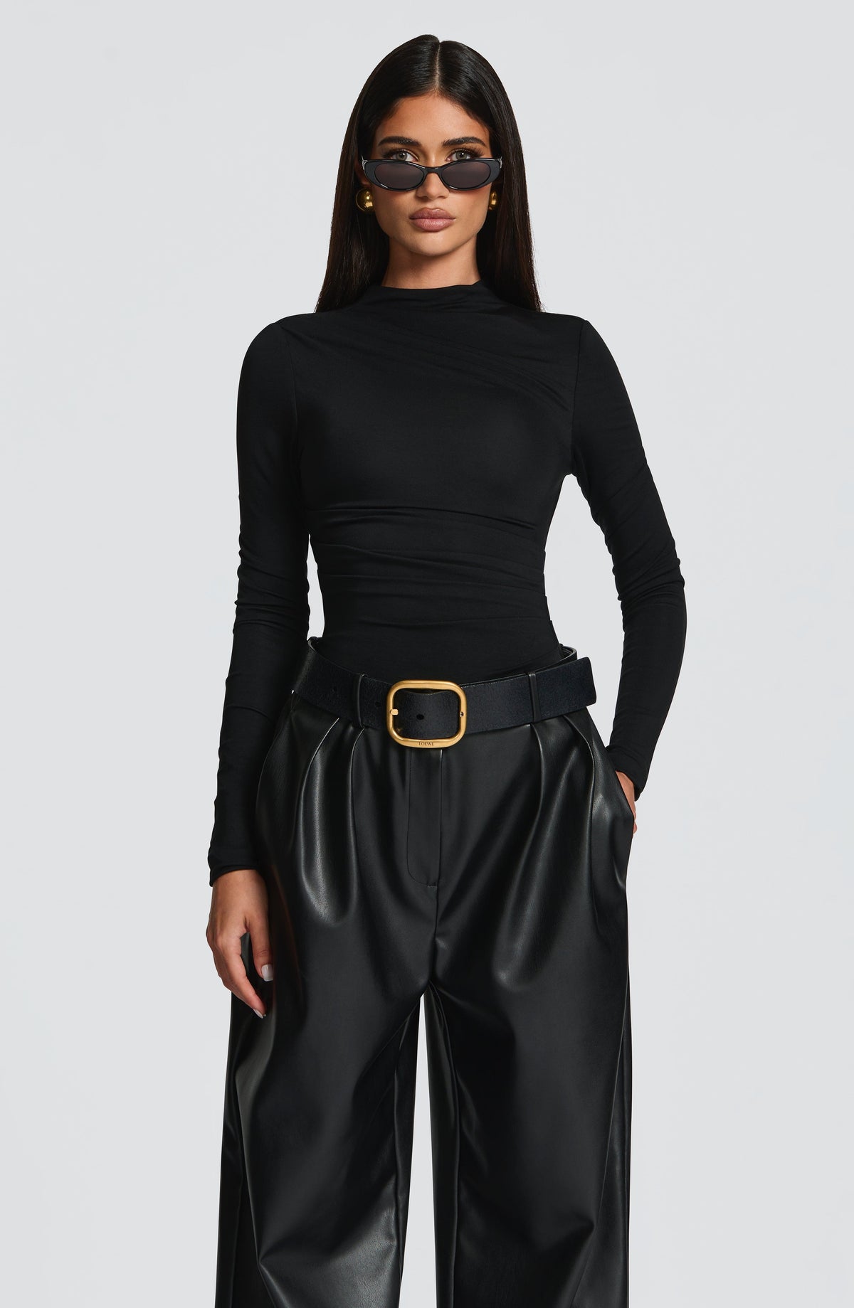Pantalón VALENTINA negro con tiro alto, pernera ancha y cinturón con hebilla dorada