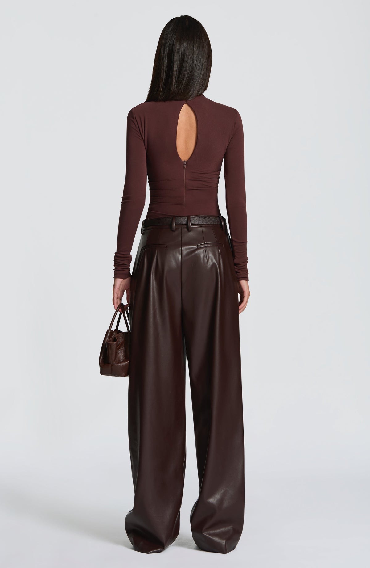 Pantalón ancho marrón ciruela con cintura alta y espalda lisa, caída amplia
