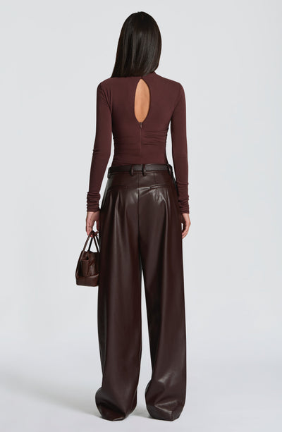 Pantalón ancho marrón ciruela con cintura alta y espalda lisa, caída amplia
