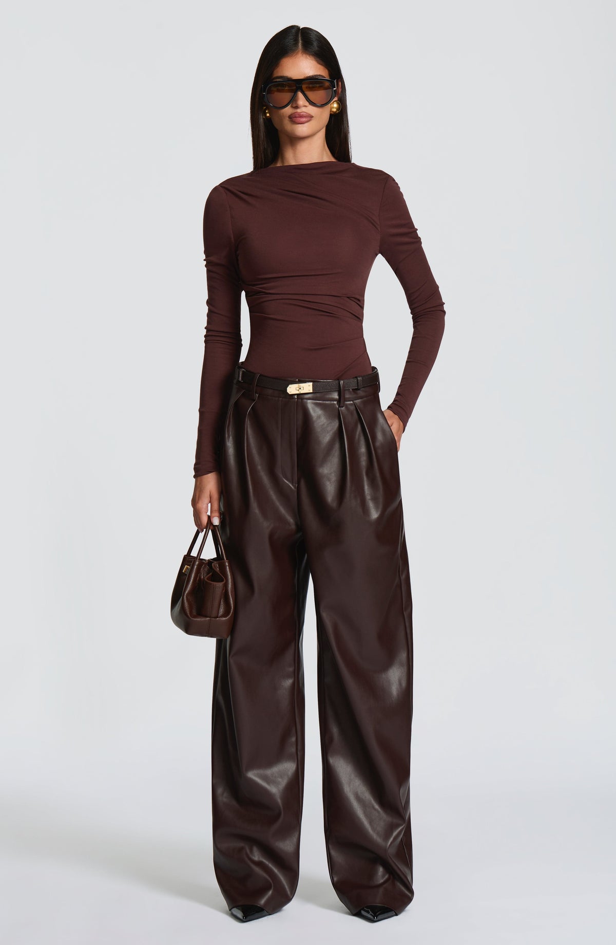 Pantalón ancho marrón ciruela con cinturón y hebilla dorada, frente liso