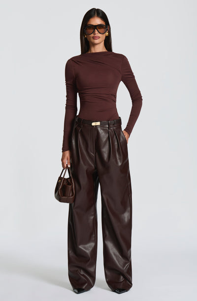 Pantalón ancho marrón ciruela con cinturón y hebilla dorada, frente liso