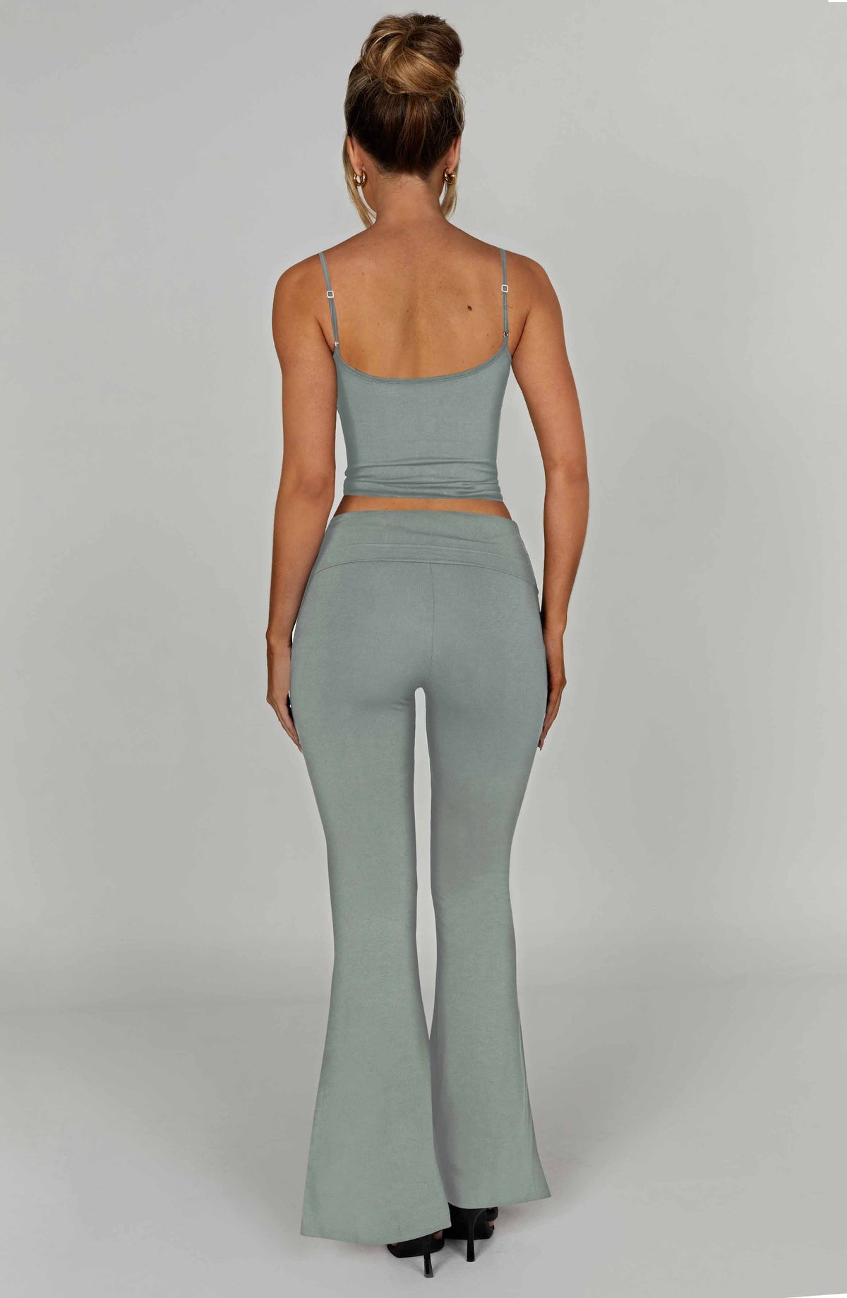 Pantalón acampanado verde menta de tiro alto, vista trasera con costuras laterales