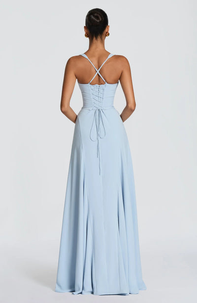 Vestido IRIS azul claro con espalda cruzada y lazo, tirantes finos y falda larga