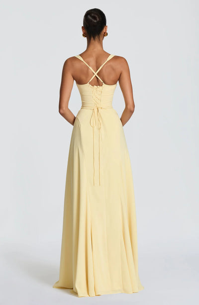 Vestido IRIS amarillo claro con espalda cruzada, lazo en la cintura y falda larga