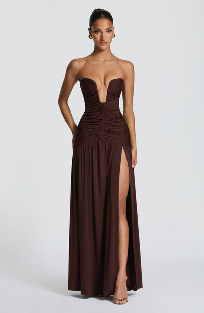 Vestido largo marrón strapless con fruncidos en el busto y falda con abertura