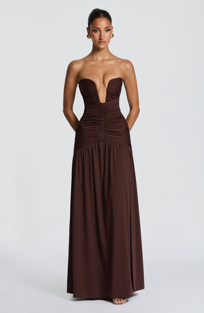 Vestido largo strapless marrón con corsé fruncido y falda drapeada con abertura