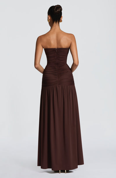 Vestido largo sin tirantes color oscuro con espalda descubierta y falda fruncida