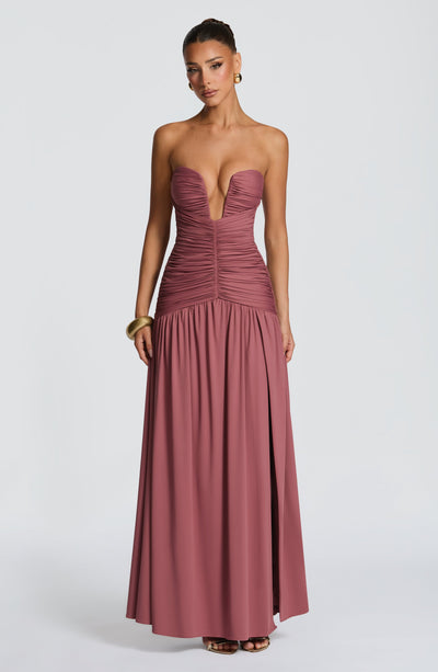 Vestido largo sin tirantes color marrón rosado con frunce en la cintura y abertura en la pierna