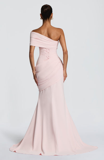 Vestido largo rosa palo con hombros descubiertos, drapeado lateral y espalda