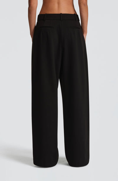 Pantalón negro de tiro alto con bolsillos y pernera amplia