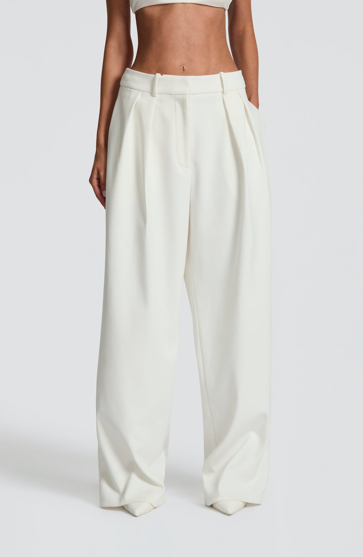 Pantalón marfil de pierna ancha con cinturilla y botón visible