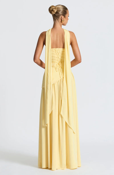 Vestido largo amarillo claro sin tirantes con detalle fruncido en la espalda