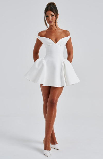 Vestido blanco con hombros descubiertos, escote corazón y falda corta acampanada