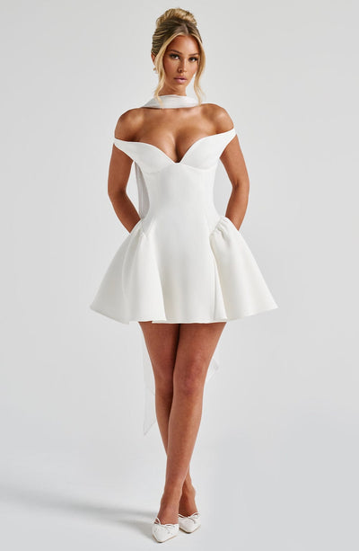 Vestido blanco sin tirantes, escote corazón y falda corta acampanada con volumen