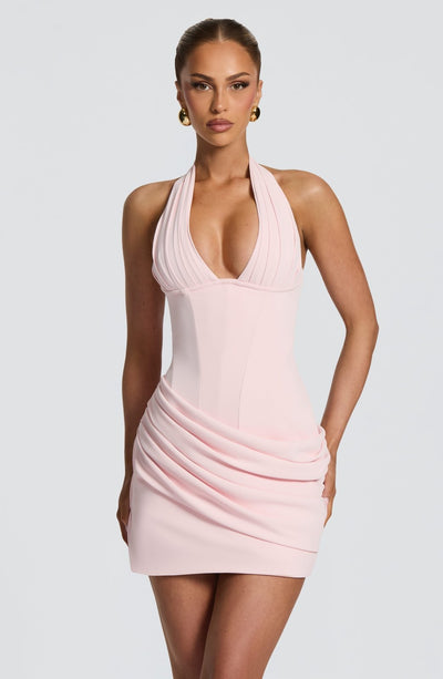 Vestido mini rosa con escote halter y drapeado fruncido en la cintura